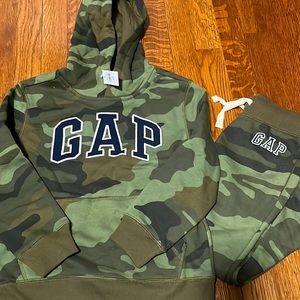 Camouflage boys Gap Sweatsuit outfit size 6/7